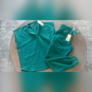 Fig scrub set in Hunter green- Zamora joggers and Rafaela oversized top